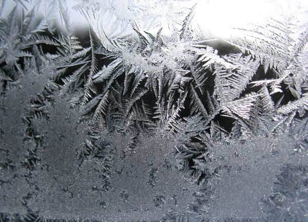 Padrão gelado na janela de inverno — Fotografia de Stock