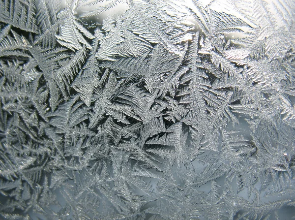 Padrão gelado na janela de inverno — Fotografia de Stock