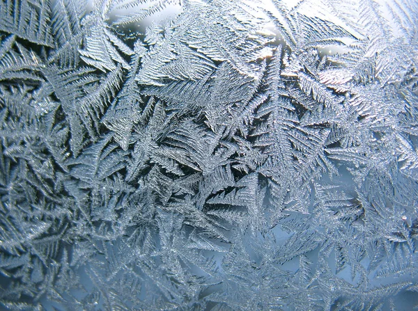 Mrazivý vzor na zimním okně — Stock fotografie