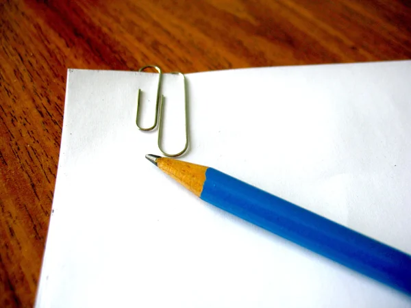 Sheets of paper and clips — Stock Photo, Image