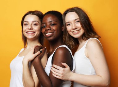 Yaşam tarzı, dostluk, duygu ve insan konsepti: Çok uluslu kadın grubu, Afro-Amerikan ve Kafkasyalı genç arkadaşlar