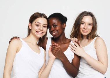 Yaşam tarzı, dostluk, duygu ve insan konsepti: Çok uluslu kadın grubu, Afro-Amerikan ve Kafkasyalı genç arkadaşlar