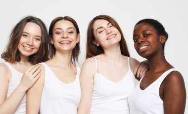 Yaşam tarzı, dostluk, duygu ve insan konsepti: Çok uluslu kadın grubu, Afro-Amerikan ve Kafkasyalı genç arkadaşlar