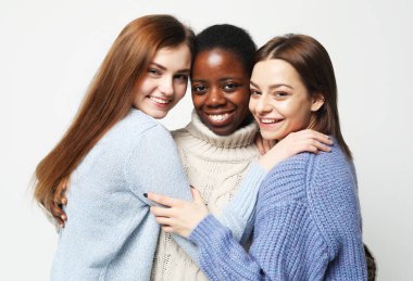 Yaşam tarzı, dostluk, duygu ve insan konsepti: Çok uluslu kadın grubu, Afro-Amerikan ve Kafkasyalı genç arkadaşlar