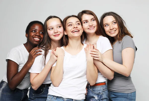 Livsstil, vänskap, känslor och människor koncept: fem multiracial, afrikansk amerikan, europeiska och asiatiska flickor — Stockfoto