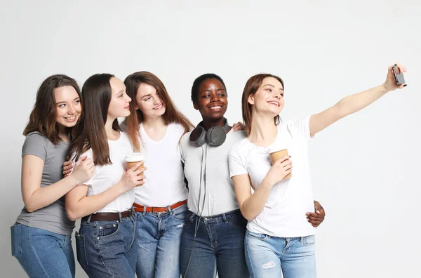 Olika multi nation kvinnlig grupp, afrikansk-amerikanska och kaukasiska tonårsvänner företag gör selfie — Stockfoto