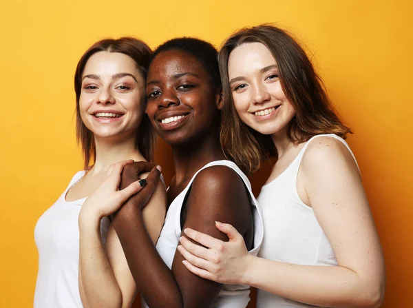 Livsstil, vänskap, känslor och människor koncept: Diverse multi nation kvinnlig grupp, afrikansk-amerikanska och kaukasiska tonårsvänner företag — Stockfoto