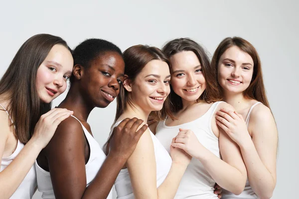 Estilo de vida, amistad, emoción y concepto de personas: Diverso grupo femenino multi-nación, compañía de amigos adolescentes afroamericanos y caucásicos — Foto de Stock