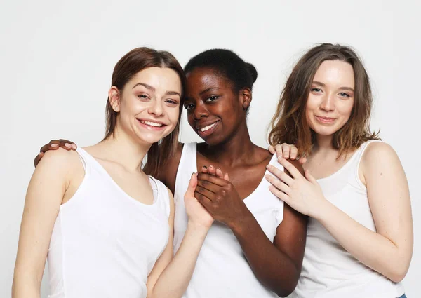 Estilo de vida, amizade, emoção e conceito de pessoas: Diverso multi-nação grupo feminino, afro-americano e caucasiano companhia de amigos adolescentes — Fotografia de Stock