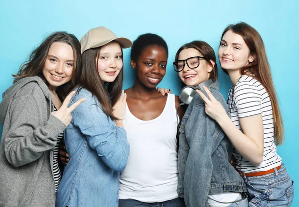 Livsstil, vänskap, känslor och människor koncept: Diverse multi nation kvinnlig grupp, afrikansk-amerikanska och kaukasiska tonårsvänner företag — Stockfoto