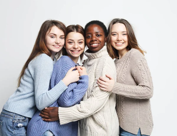 Livsstil, vänskap, känslor och människor koncept: Diverse multi nation kvinnlig grupp, afrikansk-amerikanska och kaukasiska tonårsvänner företag — Stockfoto