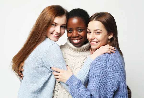 Yaşam tarzı, dostluk, duygu ve insan konsepti: Çok uluslu kadın grubu, Afro-Amerikan ve Kafkasyalı genç arkadaşlar