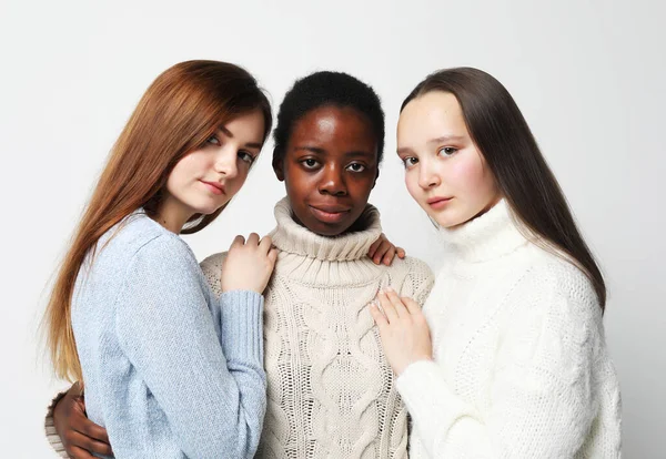 Estilo de vida, amizade, emoção e conceito de pessoas: Diverso multi-nação grupo feminino, afro-americano e caucasiano companhia de amigos adolescentes — Fotografia de Stock