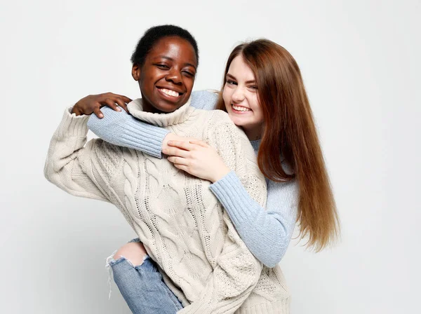 Estilo de vida, amizade, emoção e conceito de pessoas: Diverso multi-nação grupo feminino, afro-americano e caucasiano companhia de amigos adolescentes — Fotografia de Stock