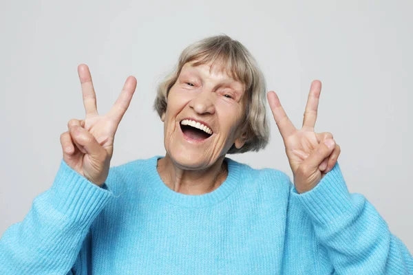 Anciana Ríe Muestra Paz Victoria Cámara Señalización Emoción Sentimientos Retrato — Foto de Stock