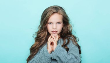 Uzun kıvırcık saçlı küçük kız, stüdyo çekimi..