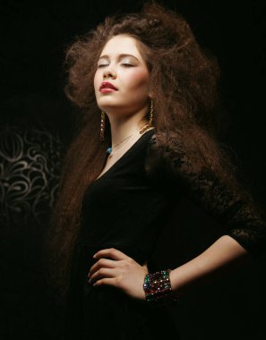 Seksi kız parlak makyaj ve kapalı gözler. Güzellik kadın. Mükemmel cilt ve makyaj. Yakın çekim.