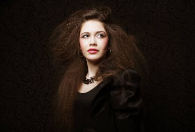 Moda takı ve zarif saç modeli olan güzel kadın portresi. Mükemmel bir makyaj. Güzellik stili modeli. Yakın çekim.
