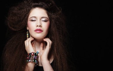 Seksi kız parlak makyaj ve kapalı gözler. Güzellik kadın. Mükemmel cilt ve makyaj. Yakın çekim.