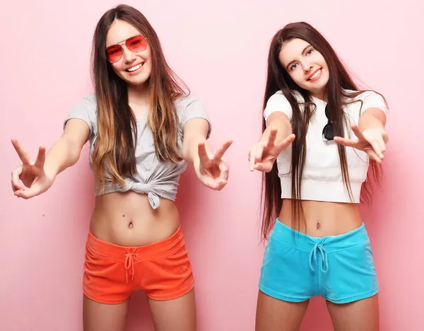 Emoties, de mensen, de tieners en de vriendschap concept - twee jonge tiener — Stockfoto