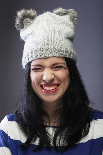 Retrato Cerca Una Mujer Joven Con Sombrero Divertido Sobre Fondo — Foto de Stock