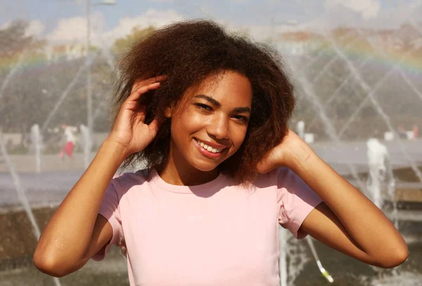 Styl Życia Emocje Koncepcja Ludzi Atrakcyjna Młoda Afroamerykanka Czas Letni — Zdjęcie stockowe