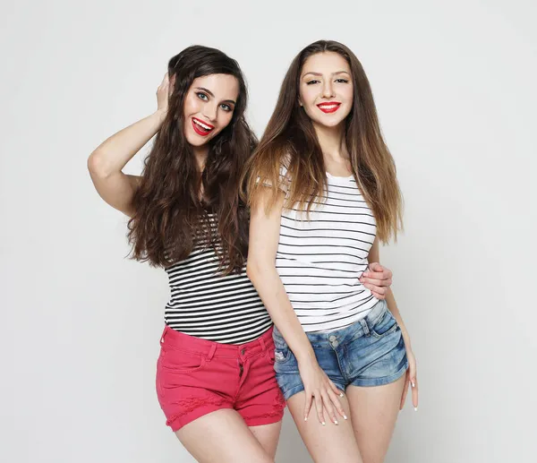 Lifestyle en people concept: Twee jonge vrouwelijke vrienden die samen staan en plezier hebben. — Stockfoto