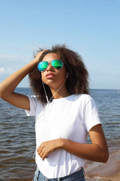Styl Życia Emocje Koncepcja Ludzi Młoda Afroamerykanka Korzystająca Telefonu Komórkowego — Zdjęcie stockowe