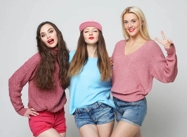 Lifestyle Freundschafts Und People Konzept Drei Beste Freundinnen Posieren Studio — Stockfoto