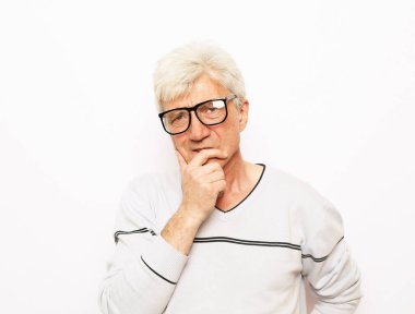 Yaşlılık, sorun ve insanlar: Gözlüklü düşünceli yaşlı adamın portresi