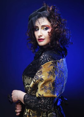 Zarif orta yaşlı bir kadın ile bir peçe ve lüks elbise siyah şapkalı.