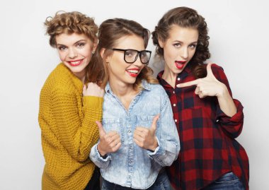 Üç şık seksi hippi kızın moda portresi. Gri arka planda en iyi arkadaşlar..