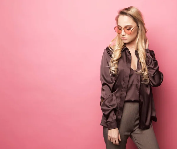 Lifestyle Мода Люди Молодая Женщина Позирует Фото Трикотажном Платье Розовом — стоковое фото