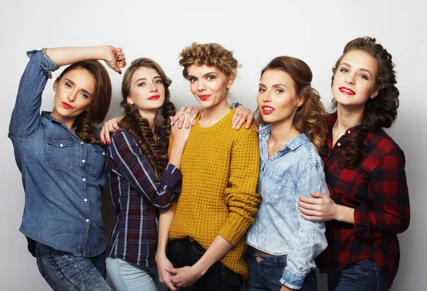 Mode porträtt av fem unga kvinnor bästa vänner, över grå bakgrund. — Stockfoto