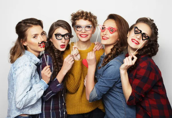 Lifestyle, κόμμα, συναίσθημα και άνθρωποι έννοια: πέντε κομψό νεαρές γυναίκες καλύτερες φίλες κρατώντας στηρίγματα κόμμα, — Φωτογραφία Αρχείου