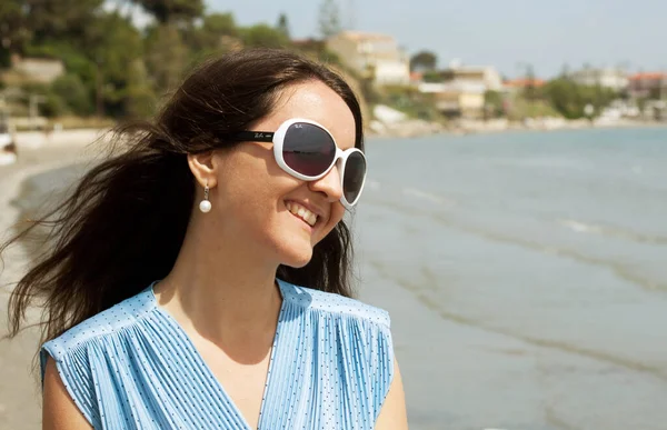 Joven Morena Feliz Vestido Azul Gafas Sol Admira Mar Día —  Fotos de Stock