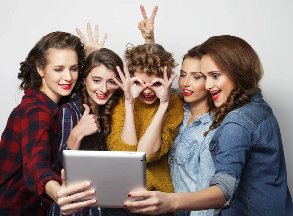 Styl Życia Tehnologia Koncepcja Przyjaźni Trzy Dziewczyny Robią Selfie Tabletem — Zdjęcie stockowe