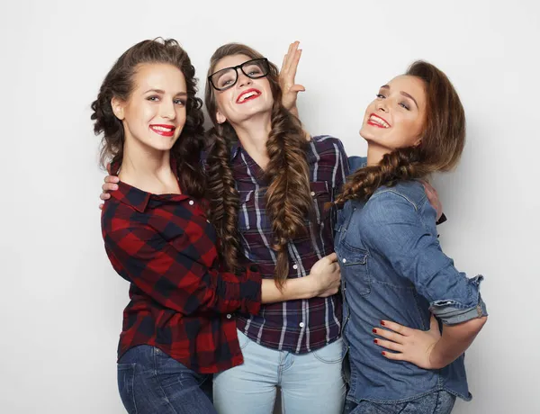 Fashion portret van drie stijlvolle sexy hipster meisjes beste vrienden, over grijze achtergrond. — Stockfoto