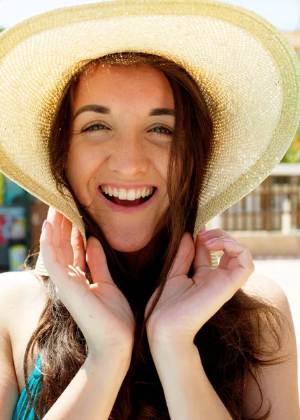 Mujer Morena Joven Con Sombrero Verano Posando Cerca Piscina Felices — Foto de Stock