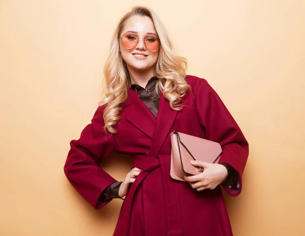 Lifestyle Fashion People Concept Jonge Mooie Blonde Vrouw Draagt Rode — Stockfoto
