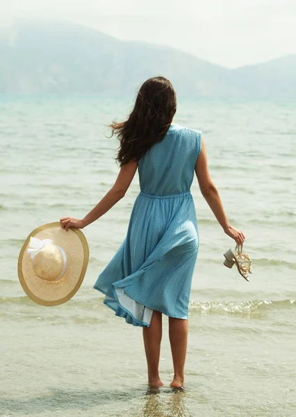 Изображение Юной Брюнетки Синем Платье Идущей Босиком Пляжу Висящей Ногами — стоковое фото
