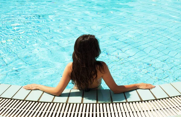 Jong Brunette Vrouw Het Zwembad Achteraanzicht Zomerdag — Stockfoto