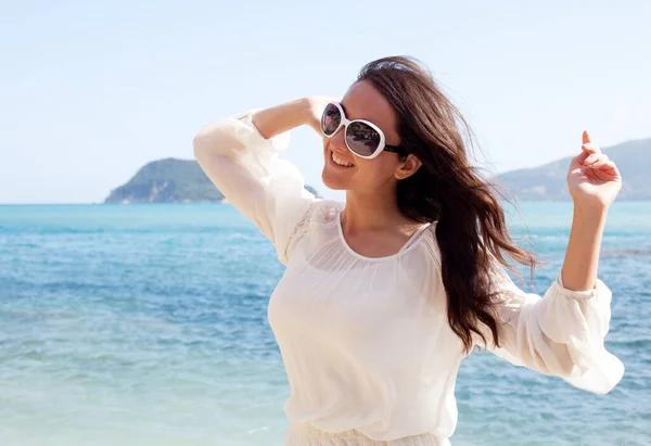 Young Happy Brunette Woman Wearing Sunglasses White Dress Posing Sea — Stock Photo, Image