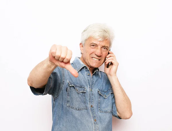 Üst Düzey Yakışıklı Adam Elinde Kızgın Suratlı Akıllı Telefon Olumsuz — Stok fotoğraf