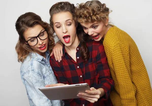 Tre amiche che si fanno selfie con tablet digitale — Foto Stock