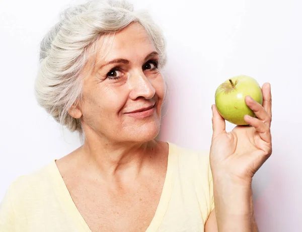 Krásná Starší Žena Drží Jablko Usmívá Izolované Bílém Šedém Pozadí — Stock fotografie