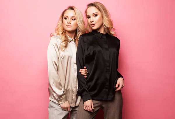 Livsstil Mode Och Människor Koncept Två Vackra Unga Kvinnor Avslappnade — Stockfoto
