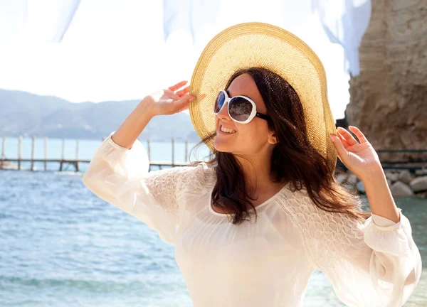 Jovem Morena Feliz Usando Óculos Sol Chapéu Vestido Branco Posando — Fotografia de Stock