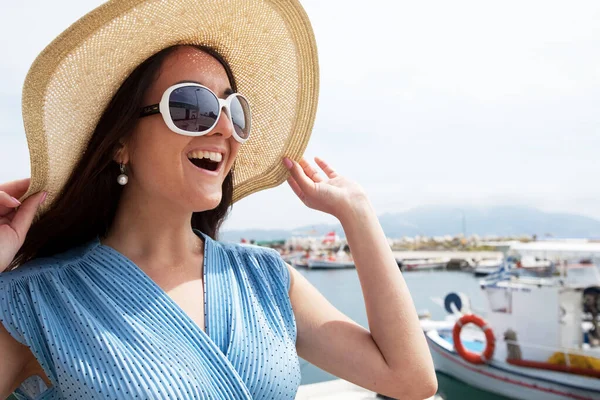 Hermosa Joven Morena Vestido Azul Sombrero Encuentra Puerto Mira Los — Foto de Stock