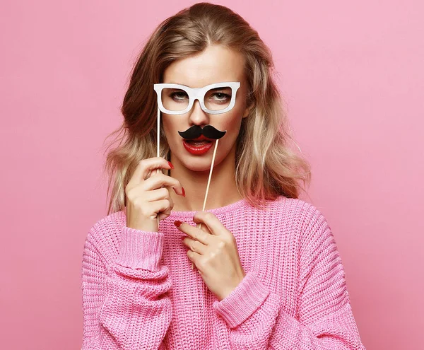 Lifestyle- und People-Konzept: Verspielte junge Frau bereit für Teil — Stockfoto